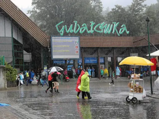 Deszczowa pogoda w Zakopanem? Na Gubałówce można schronić się pod parasolem, kupić coś na rozgrzewkę lub skorzystać z kolejki linowej.
