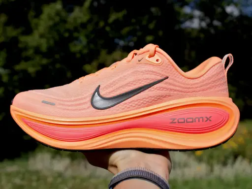 Pomarańczowy but do biegania Nike z technologią ZoomX. Czy w butach do biegania można chodzić? Tak, są wygodne na co dzień!