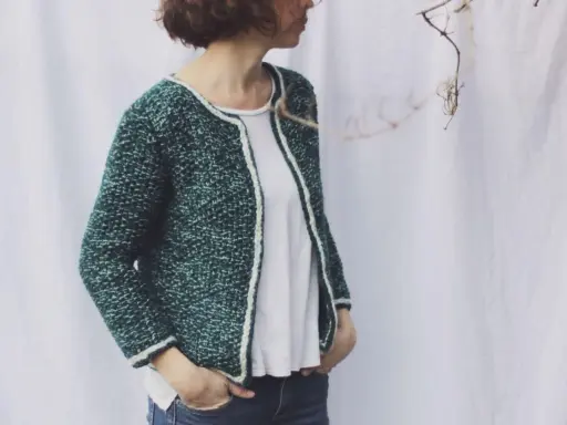 Chaqueta tejida a dos agujas con borde blanco. Encuentra patrones de chaquetas de punto dos agujas gratis para crear la tuya.