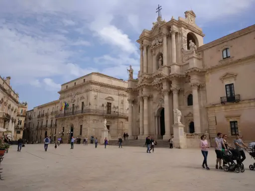 Piazza Duomo a Siracusa, con la cattedrale barocca e il palazzo senatorio. Un luogo perfetto per iniziare a capire come arrivare a Siracusa e godersi la Sicilia.