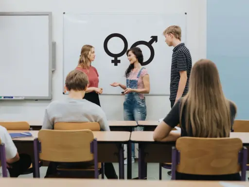 Nauczycielka omawia z uczniami symbole płci, tworząc scenariusz zajęć z edukacji seksualnej.