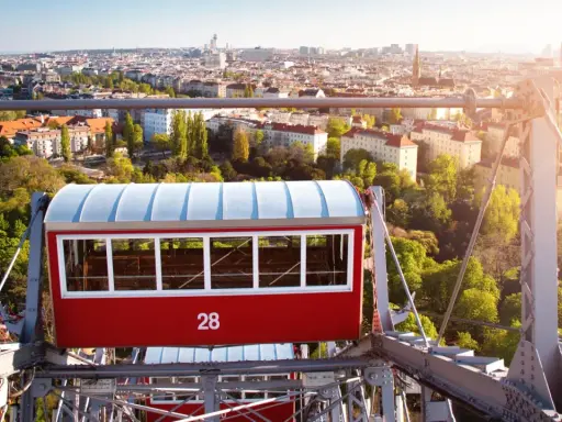 Riesenrad-Gondel mit Blick auf Wien. Eine Fahrt mit dem Riesenrad ist ein Muss, wenn man wissen will, was man in Wien machen kann.
