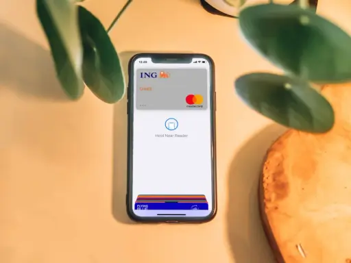 Zobacz, jak działa Apple Pay: zbliż telefon z kartą ING Mastercard do czytnika. Szybko i bezpiecznie zapłacisz.