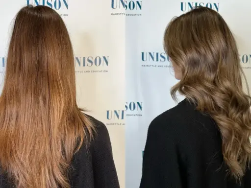 Zwei braunhaarige Frauen, eine mit glattem, die andere mit welligem Haar, vor einem Hintergrund mit dem Logo "UNISON HAIRSTYLE AND EDUCATION".