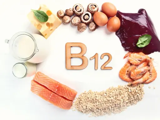 Produkty bogate w witaminę B12: łosoś, wątróbka, jajka, nabiał, krewetki, grzyby, ser, płatki owsiane. Zapobiegają objawom niedoboru witaminy B12 u osób starszych.