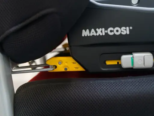 System Isofix w foteliku Maxi-Cosi, gotowy do montażu. Bezpieczeństwo dziecka to priorytet, czy wybierzesz Isofix czy pasy?