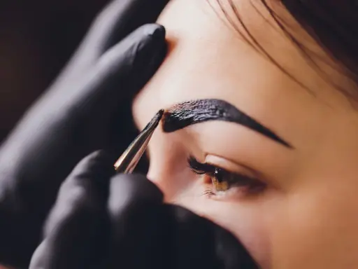 Koszt henny brwi u kosmetyczki: Ceny, typy, jak nie przepłacić