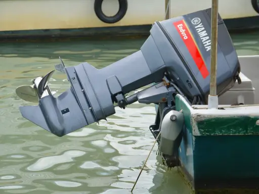 Moteur hors-bord Yamaha Enduro prêt pour l'hivernage moteur hors bord. Hélice hors de l'eau.