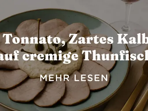 Vitello Tonnato: zartes Kalbfleisch mit cremiger Thunfischsauce, garniert mit Kapern. Ein Gericht, das an die Aromen Siziliens erinnert, wo auch die grillo Rebsorte gedeiht.