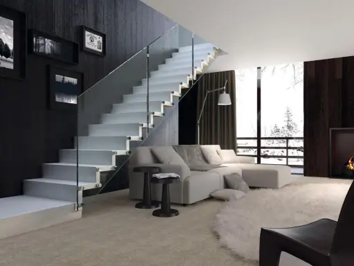 Escalera moderna de cristal con peldaños blancos y barandilla de vidrio en un salón luminoso.