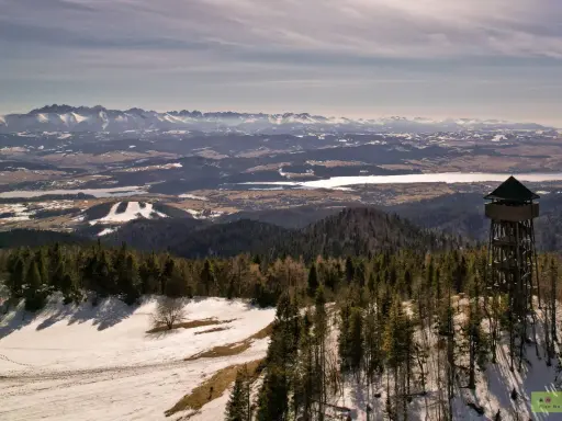 Wieża widokowa na Lubaniu szczycie oferuje zapierający dech w piersiach widok na ośnieżone Tatry i jeziora.