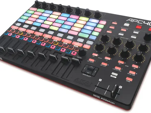 Contrôleur MIDI Akai APC40 MKII avec pads lumineux, faders et potentiomètres, prêt pour le daw def.