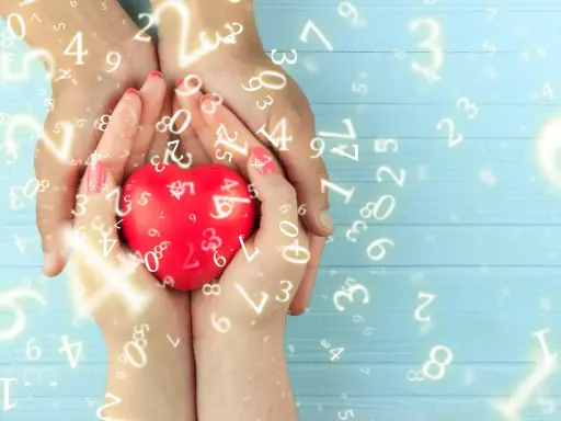 Dłonie trzymają czerwone serce, otoczone liczbami. Numerologia 1 i 3 symbolizują harmonię i kreatywność.