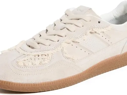 Zapatilla deportiva de ante color crema con detalles de encaje a crochet y suela de goma.