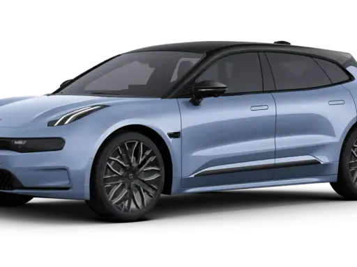 Ein hellblauer Zeekr 001 mit schwarzem Dach und markanten Felgen steht bereit für die Fahrt.