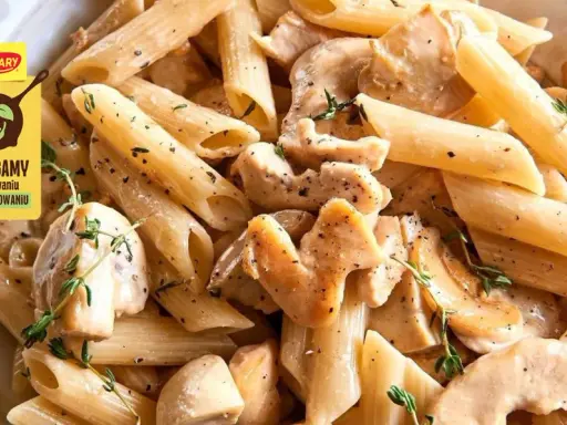 Penne z kurczakiem i pieczarkami: Jak zrobić kremowy obiad w 30 min?