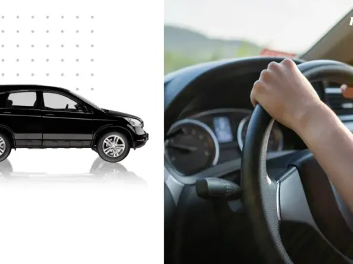 Manos al volante, listo para arrancar el motor sin acelerar. Un coche negro espera.