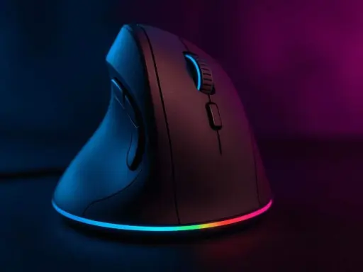 Souris ergonomique verticale avec éclairage RVB. Une aide pour choisir quelle souris ergonomique choisir pour un confort optimal.