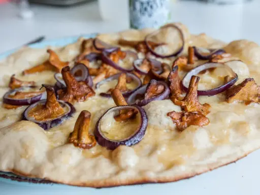 En vit pizza med kantareller och rödlök. En härlig höstfavorit som smakar lika gott som den ser ut.