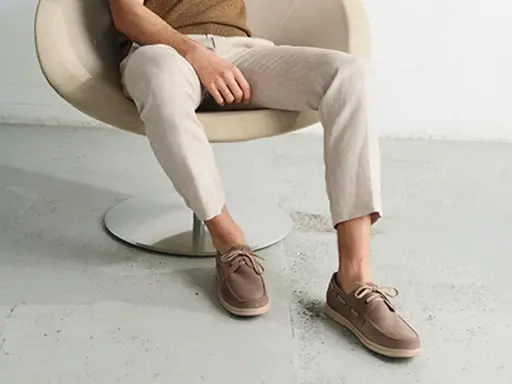 Beżowe buty do czego pasują? Idealnie do lnianych spodni i swetra w ciepłym odcieniu. Stylowy, letni zestaw.