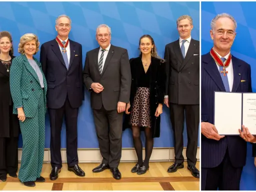 Eine Gruppe von Personen, darunter Max von Lobkowicz, posiert für ein Foto. Er trägt eine Auszeichnung.