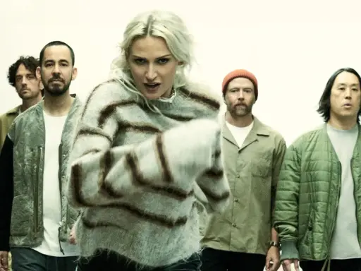 En grupp människor, inklusive sångare från Linkin Park, står i en rad.