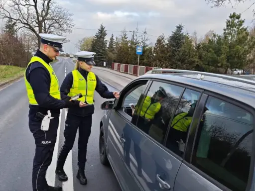 Policjanci kontrolują kierowców. Trzeźwy poranek to podstawa prawna bezpiecznej podróży.