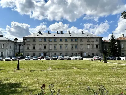 Pałac Zamoyskich w Zamościu, z parkingiem przed fasadą. Sprawdź cennik zwiedzania!