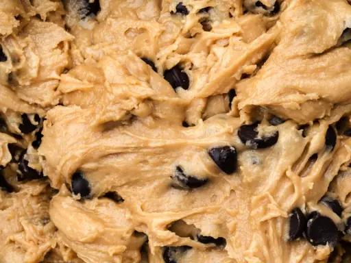 Pâte à cookie crue healthy, riche en pépites de chocolat noir. Une texture onctueuse qui promet un délice gourmand et sain.