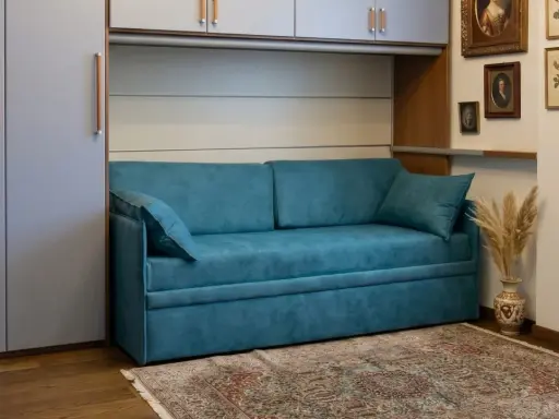 Divano blu in un soggiorno moderno. Chissà quanto pesa un divano così comodo?