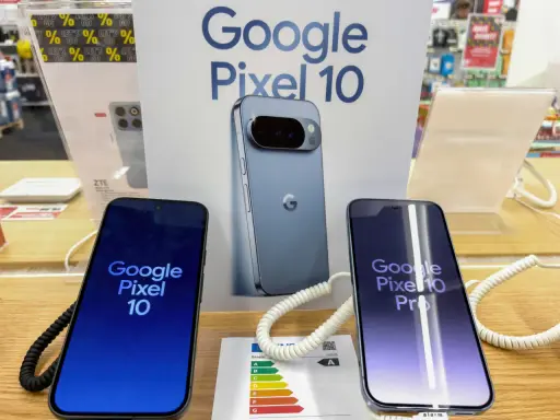 Dwa telefony Google Pixel 10 i Pixel 10 Pro na wystawie sklepowej. Zapowiedź premiery.