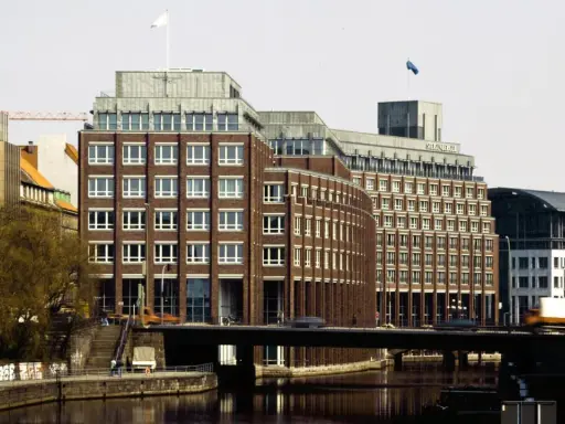 Steigenberger Hotel Hamburg: Backsteinfassade, Brücke über Fleet, moderne Architektur.