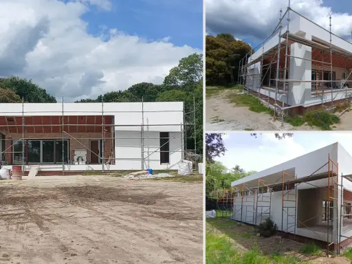 Casa moderna en construcción, con andamios. Averiguar cuanto cuesta construir una casa es clave para este proyecto.
