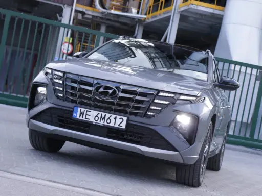Szary Hyundai Tucson N Line, idealny na wycieczkę po mieście i poza nim. Ten turystyk z pewnością przyciągnie wzrok.