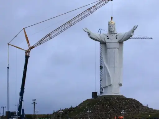 Riesige Christusstatue in Polen wird von Kränen aufgestellt.