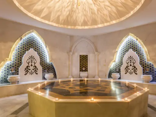 Luxuriöses Hamam Dampfbad mit Marmor, Mosaiken und Kerzenlicht.