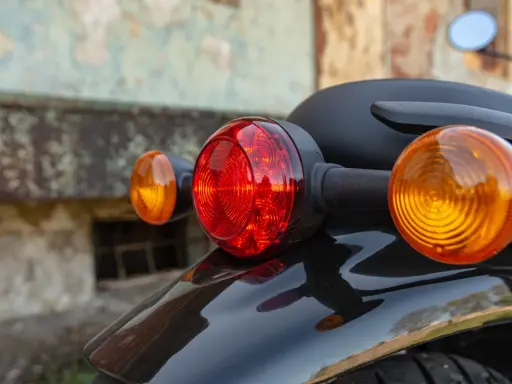 Czerwone i pomarańczowe światła w motocyklu, gotowe do drogi.