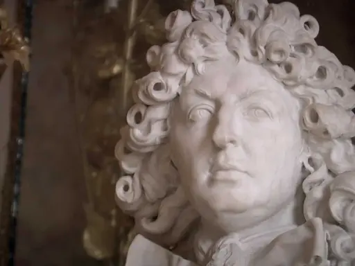 Marmorstatue eines Mannes mit Lockenperücke, die an die Pracht des Absolutismus erinnert.