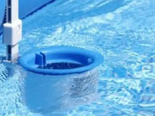 Branchement skimmer piscine hors sol : le système de filtration aspire les débris pour une eau claire.