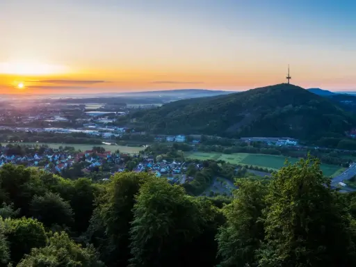 Sonnenaufgang über Porta Westfalica mit Weserdurchbruch, Berg und Fernsehturm.