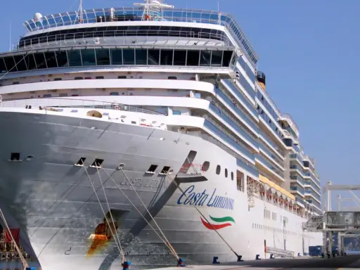 La nave Costa Luminosa pronta per un nuovo itinerario.