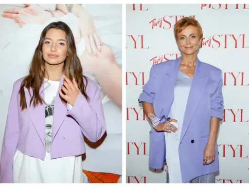 Dwie kobiety w marynarkach w odcieniu **kolor lawendowy**. Jedna młoda, druga dojrzała, obie prezentują elegancki styl.