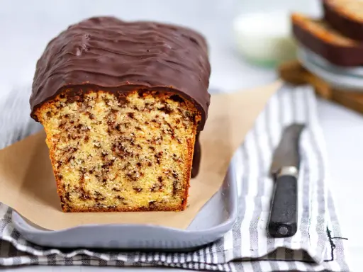 Ein saftiger Ameisenkuchen mit Schokoladenglasur, perfekt für das nächste Kaffeekränzchen. Dieses Ameisenkuchen Rezept ist ein Genuss!