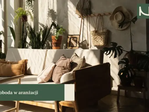 Słoneczny salon boho z wygodną kanapą, mnóstwem roślin i plecionymi dodatkami.