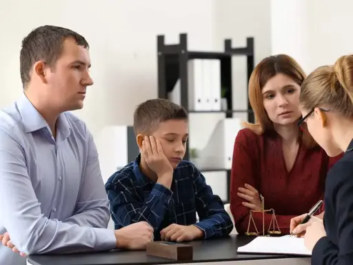 Rodzina z dzieckiem rozmawia z prawniczką o tym, ile trwa nadzór kuratora nad nieletnim.