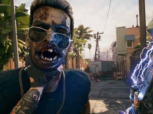 Zombiak w okularach przeciwsłonecznych, z otwartymi ustami, trzymający broń zasilaną elektrycznością. To wygląda na fragment rozgrywki z gry Dead Island 2.
