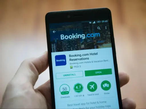 Aplikacja Booking.com na smartfonie. Czy booking jest bezpieczny? Ponad 50 milionów pobrań i wysoka ocena świadczą o zaufaniu użytkowników.