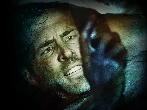 Ryan Reynolds i en intensiv scen från en av hans filmer. Ansiktet är svettigt och han ser ut att vara i fara.