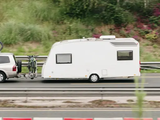 Un coche remolca una caravana blanca con bicicletas en la parte trasera. ¿Qué remolque puedo llevar con el carnet C?