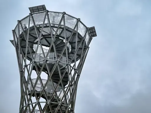 Nowoczesna wieża widokowa na Borowej, z kręconymi schodami i metalową konstrukcją, zaprasza na górę.